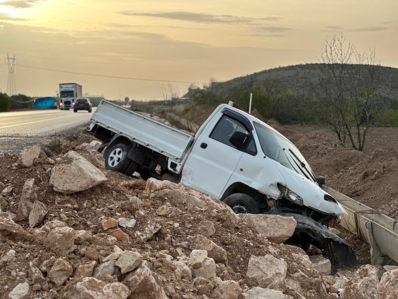 Kontrolden çıkan kamyonet su kanalına çarptı; 1 yaralı