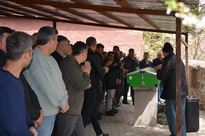 Yangına müdahale etmek isterken alevlerin arasında kalmıştı; toprağa verildi