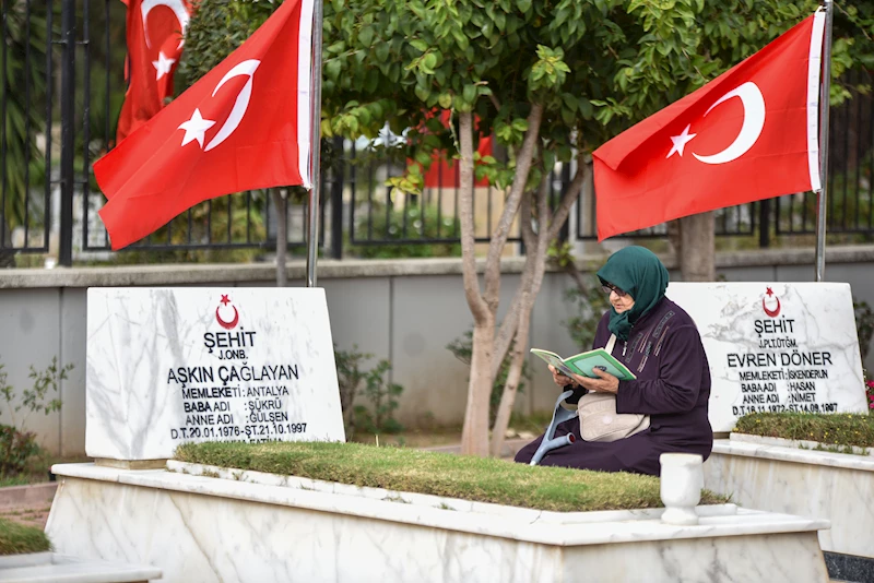 Mezarlıklarda buruk bayramlaşma