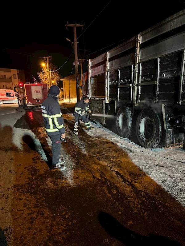 Mardin’de, seyir halindeki kamyon yandı