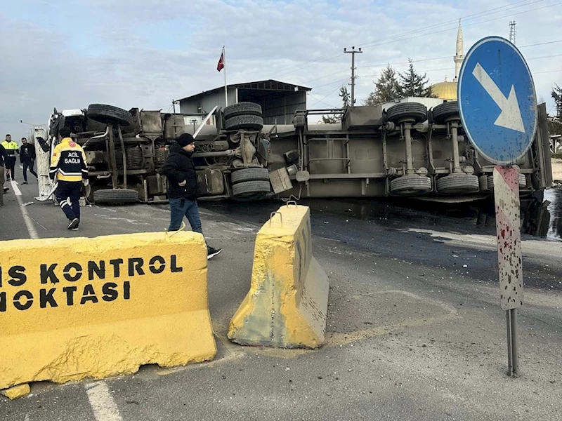 Beton bariyere çarpan fuel-oil yüklü tanker devrildi