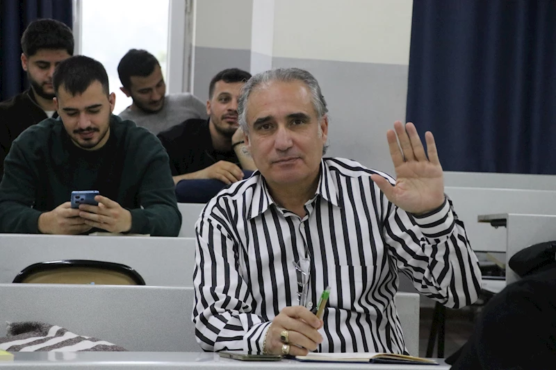 54 yaşındaki emekli albay, oğluyla aynı üniversitede eğitim görüyor