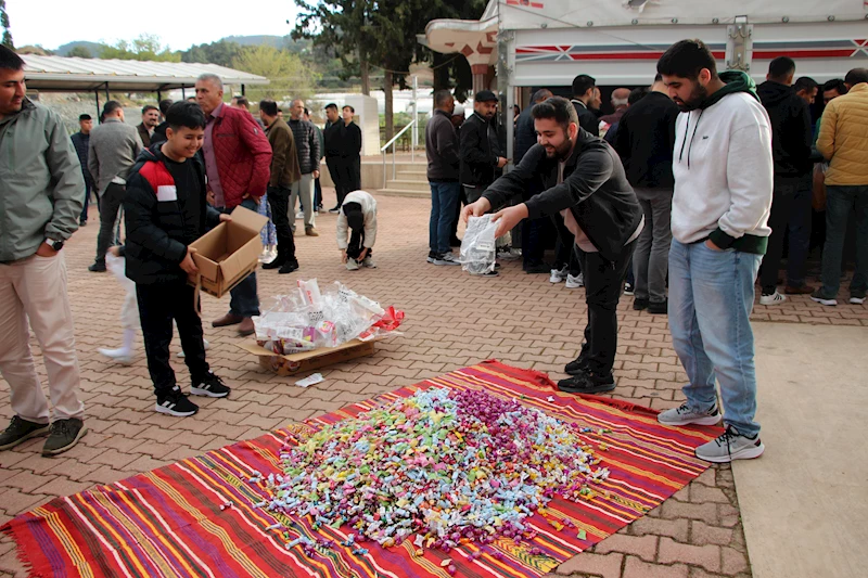 Asırlık geleneği yaşatıp, cami bahçesinde çocuklara şeker dağıttılar 