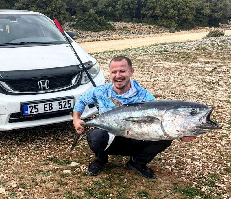 Saros’ta kıyıdan oltayla 30 kiloluk orkinos yakaladı