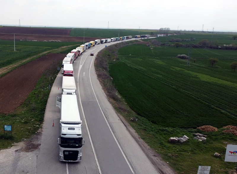 TIR sürücüleri, bayramda sınır kapısında kuyrukta