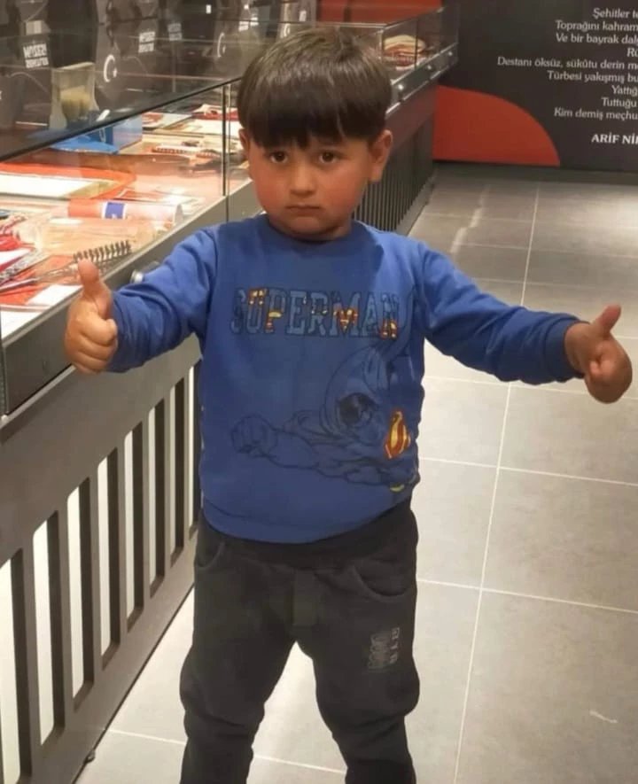 Bayram şekeri toplamak isteyen 5 yaşındaki Sinan, sulama kanalına düştü