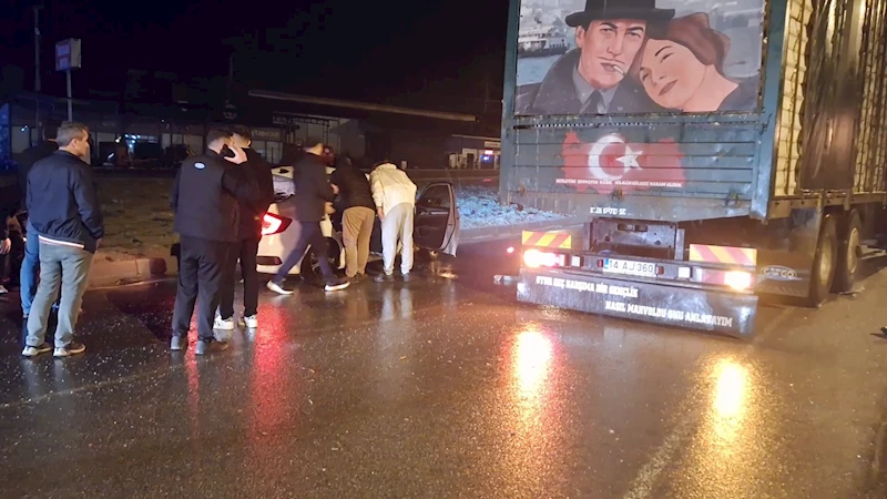 Tavuk yüklü kamyon ile otomobil çarpıştı: 2 yaralı