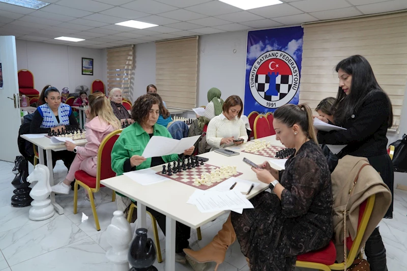 Çukurovalı kadınlar  satranç öğreniyor