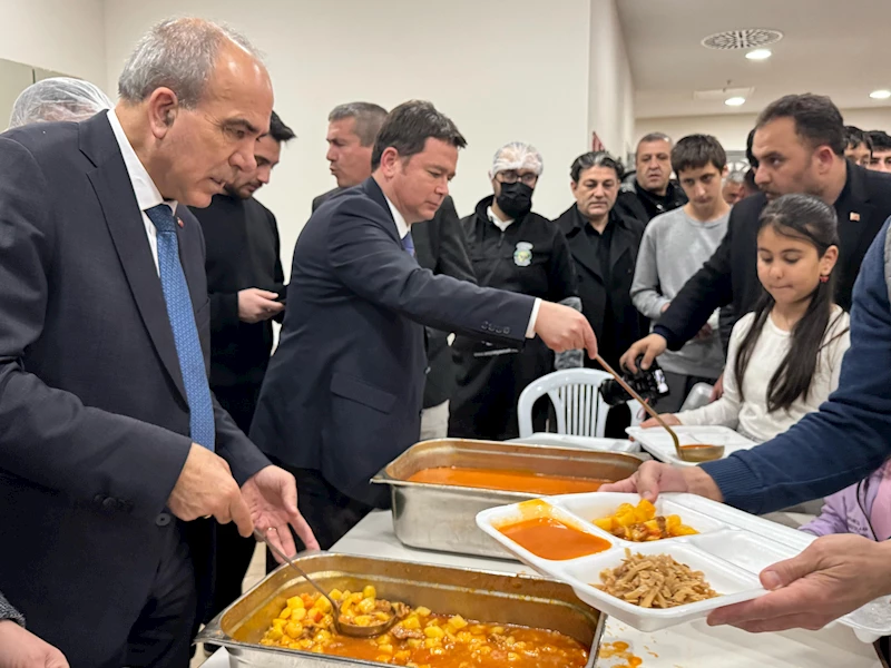 Osmangazi Belediye Başkanı Aydın, vatandaşlara iftar yemeği dağıttı