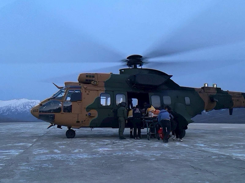 Askeri helikopter, rahatsızlanan bebek için havalandı