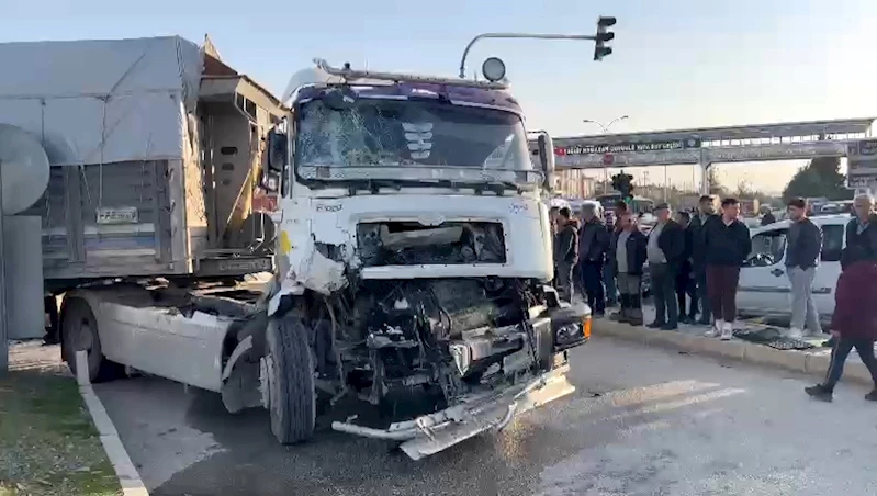 TIR ile midibüs çarpıştı: 5 yaralı