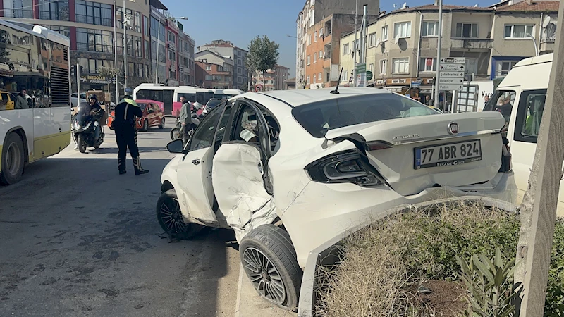 Beton mikseri ile çarpışan otomobil, direk ile refüje çarptı; sürücü yaralı