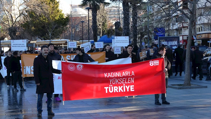 Erkekler siyah kıyafet giyip, kadına yönelik şiddete karşı yürüdü