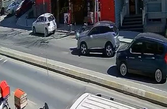 İstanbul - Avcılar’da yolun karşısına geçmek isteyen kadına otomobil çarptı