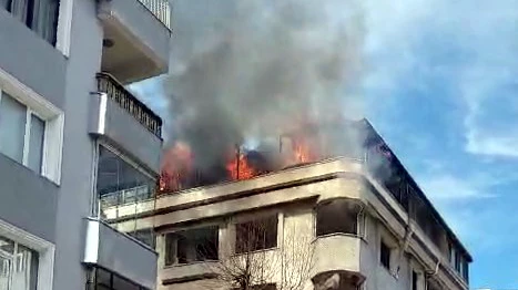 İstanbul - Avcılar’da 5 katlı boş binanın çatı katında yangın çıktı