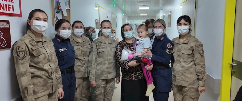 Kadın jandarma personelleri, hastanedeki kadınların Kadınlar Günü’nü kutladı
