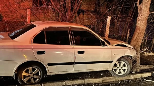 Elazığ’da otomobil ağaca çarptı: 3 yaralı