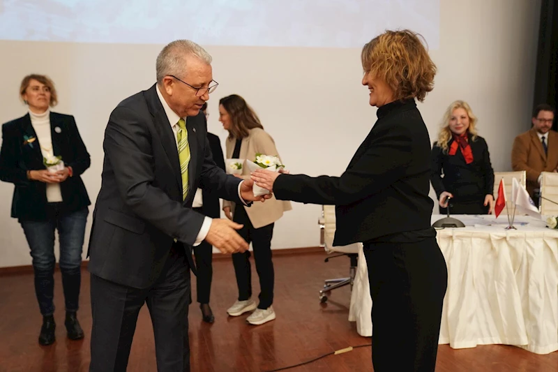 Ege Üniversitesinde 8 Mart Dünya Kadınlar Günü çiçeklerle kutlandı