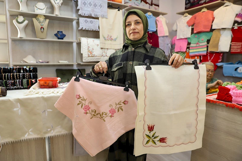 Felçli koluna aldırmadan el işleri yapıp satıyor