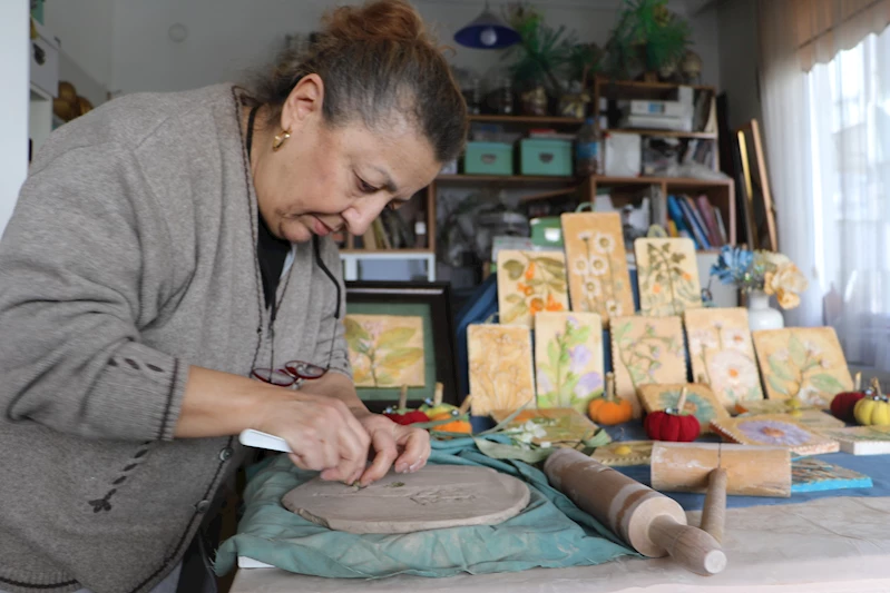 Doğadan topladığı bitkileri sanat eserine dönüştürüyor