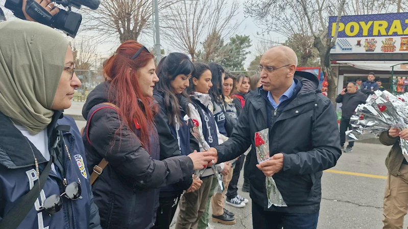 Emniyet Müdürü Kaya, görevli kadın polislere çiçek verdi