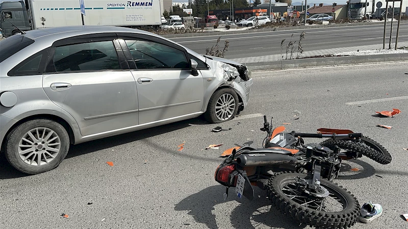 Otomobille çarpışan motosiklet sürücüsü ağır yaralandı