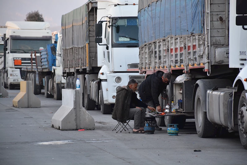 TIR şoförleri, iftarlarını mutfağa çevirdikleri dorsedeki dolaplarda hazırlıyor