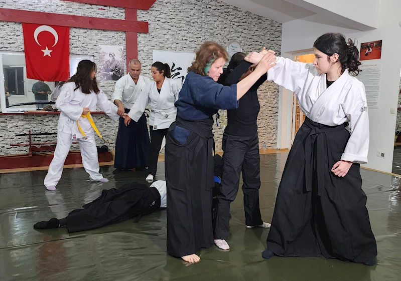 Hemcinslerine aikido öğretiyor