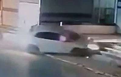 Kontrolden çıkan otomobil, merdivenlere çarparak durabildi; kaza anı kamerada