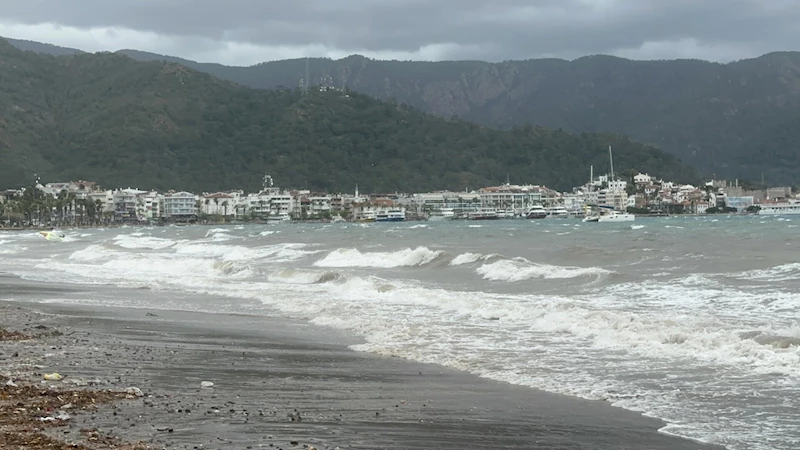 Marmaris’te fırtına ve sağanak; yollar göle döndü, tekneler battı