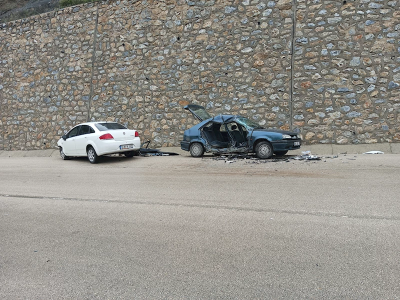 Yağış nedeniyle kayganlaşan yolda 2 otomobil çarpıştı: 5 yaralı