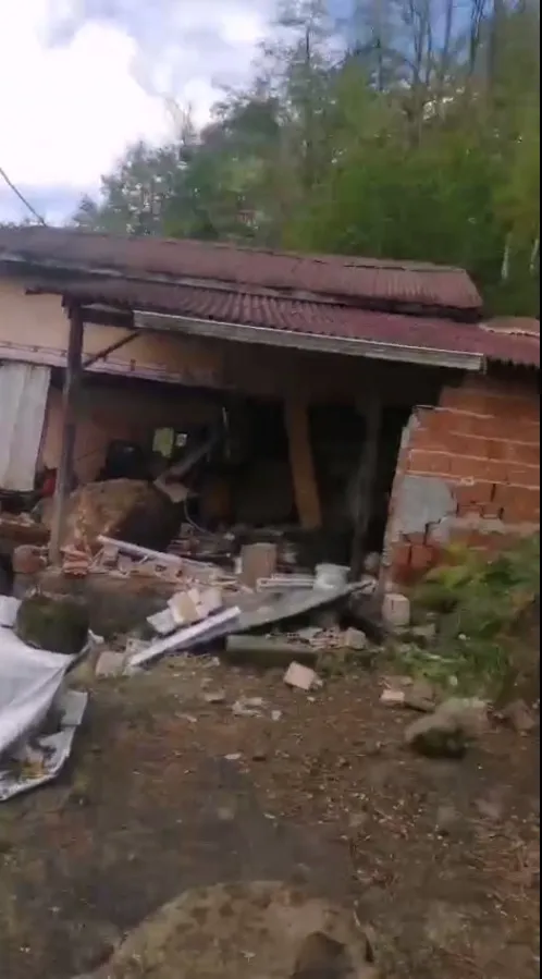 Rize’de heyelan; yamaçtan kopan kayalar eve çarptı