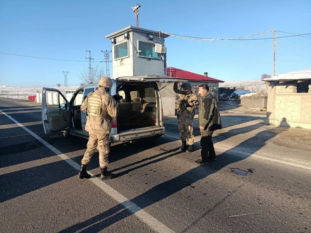 Erzurum’da Göçmen Kaçakçılığı Operasyonu 20 Düzensiz Göçmen ve 1 Şüpheli Yakalandı