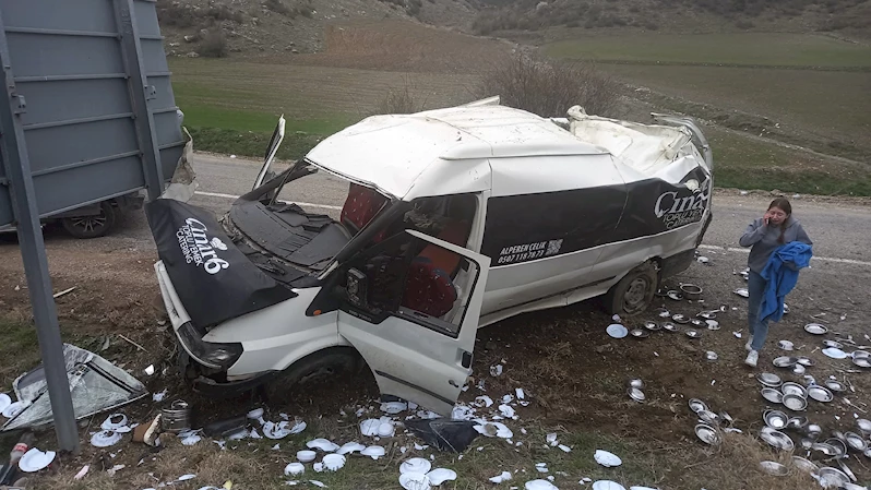 Refüje çarpan minibüs devrildi; 1