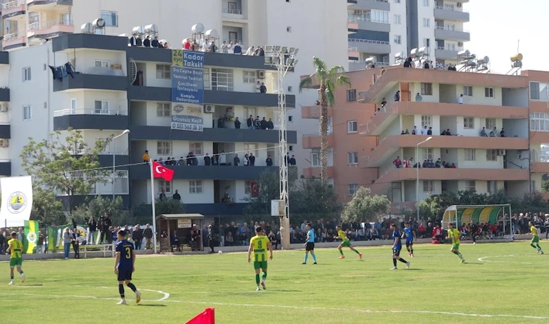 Amatör lig maçında taraftarlar tribünlere sığmadı