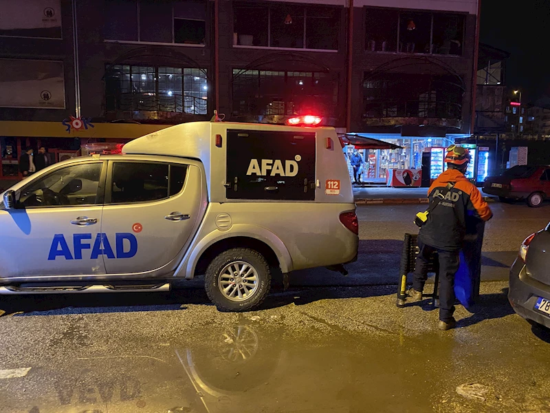 İki duvar arasındaki boşluğa düştü, AFAD kurtardı
