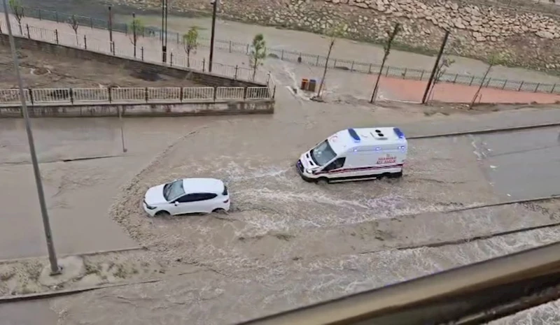 Nusaybin’de sağanak; cadde ve sokaklar göle döndü 