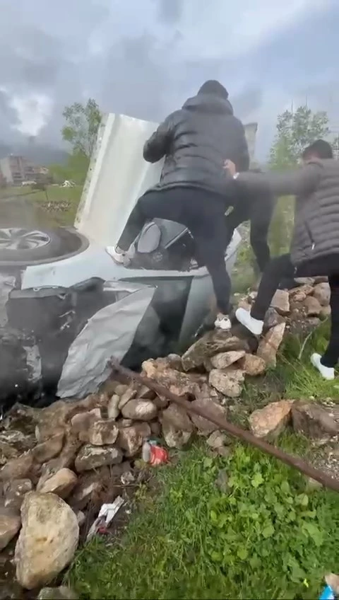 Otomobil, evin bahçesine girdi; 2 yaralı 