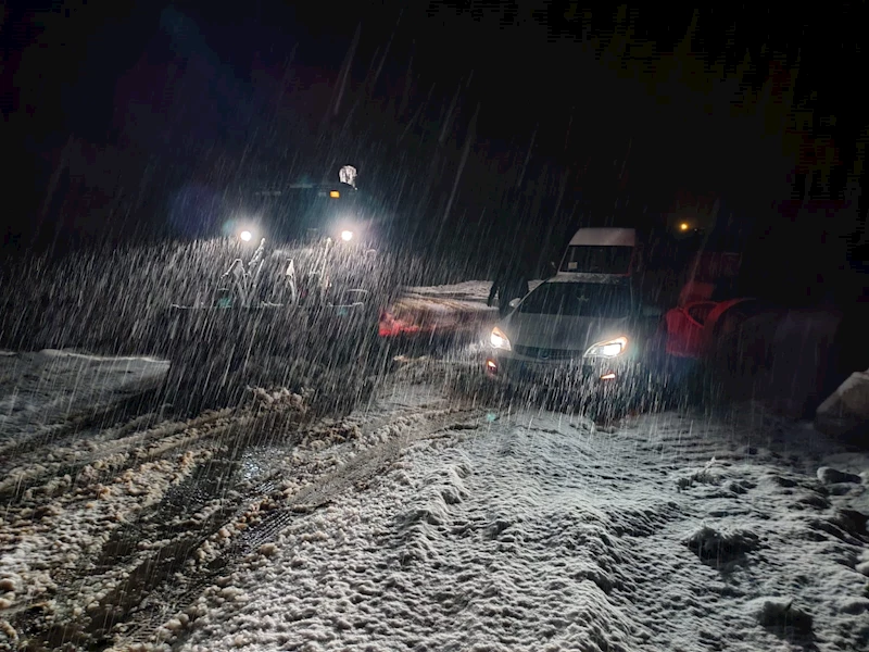 Elazığ’da, karda mahsur kalan araçlar kurtarıldı