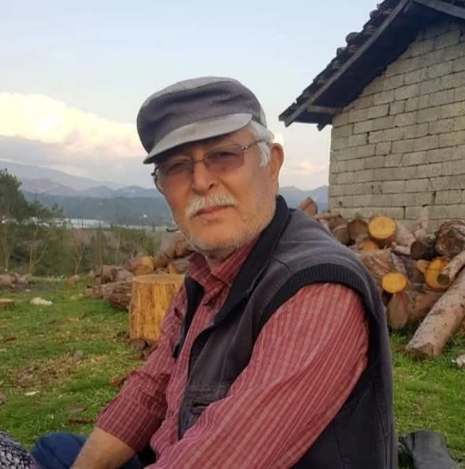 Devrilen traktörün altında kaldı