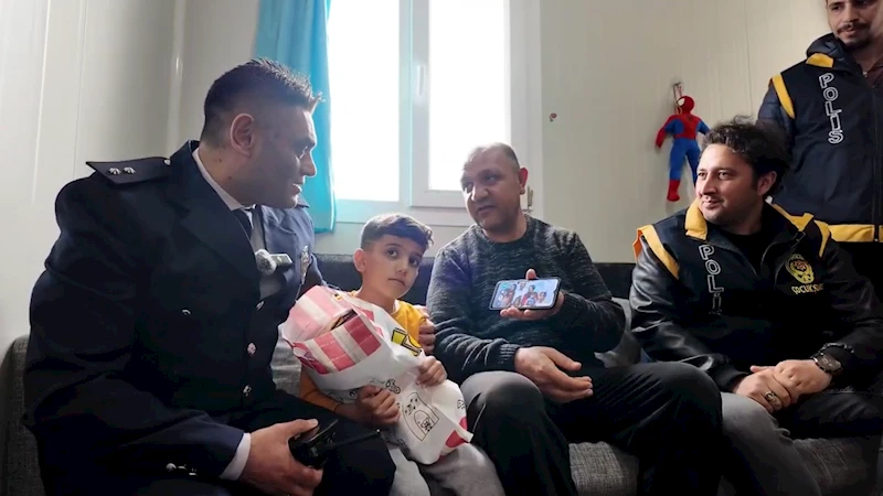 Depremzede küçük Çınar’a polislerden bayram sürprizi