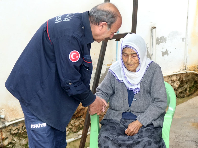 Evinde yangın çıkan 88 yaşındaki kadını, itfaiye erleri teselli etti