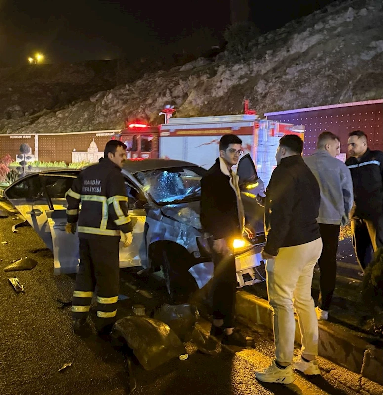 Mardin’de, refüje çarpan otomobilin sürücüsü yaralandı