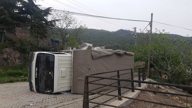 Freni boşalan kamyonet devrildi; 1 yaralı