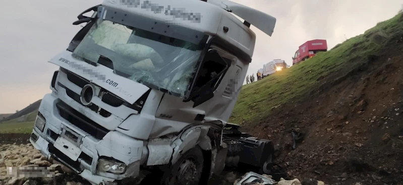 Şırnak’ta TIR şarampole devrildi: 3 yaralı