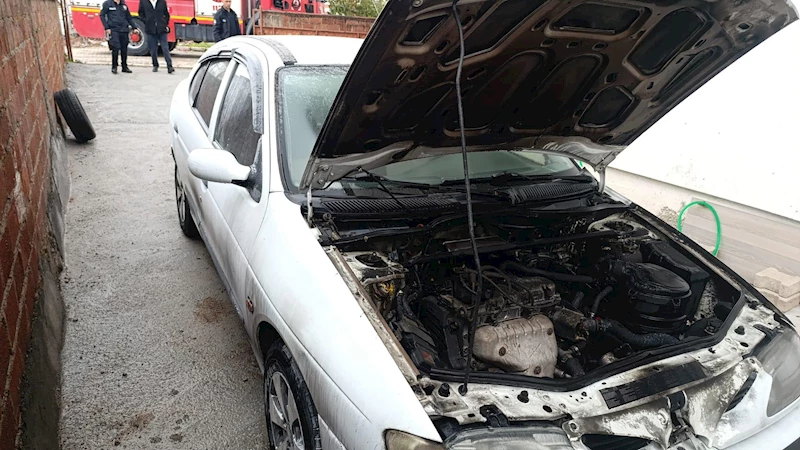 Elazığ’da, park halindeki otomobil alev alarak yandı