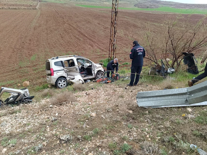 Mardin’de hafif ticari araç devrildi: 3 yaralı 