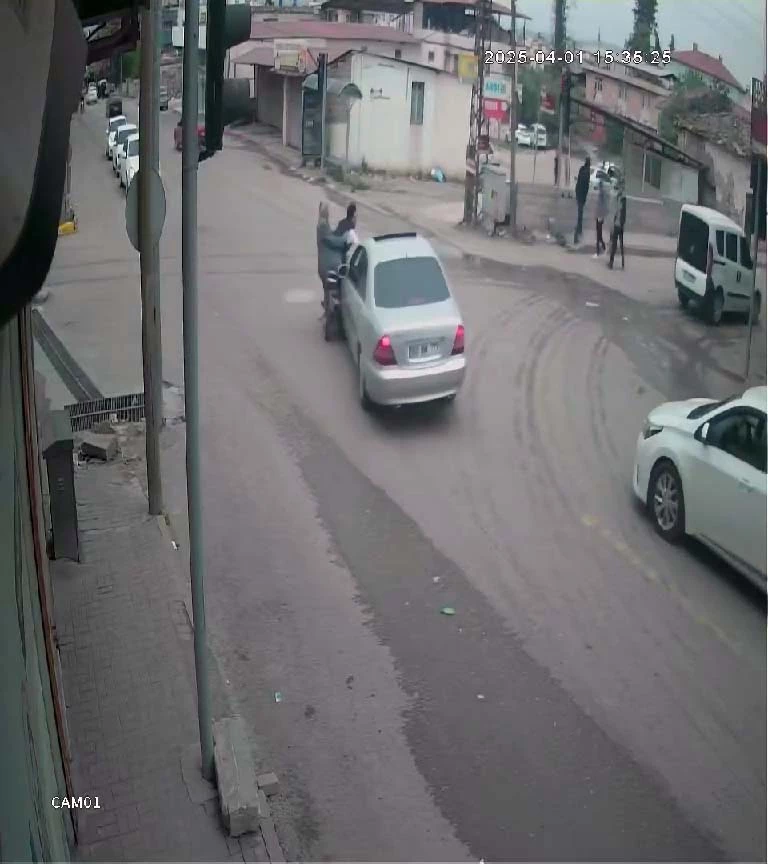 Otomobille çarpışan motosikletteki baba ile oğlu yaralandı; kaza anı kamerada 
