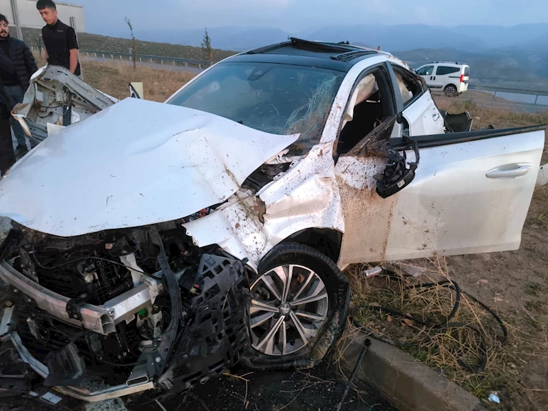 Batman’da, refüje çarpan otomobildeki 2 kişi yaralandı