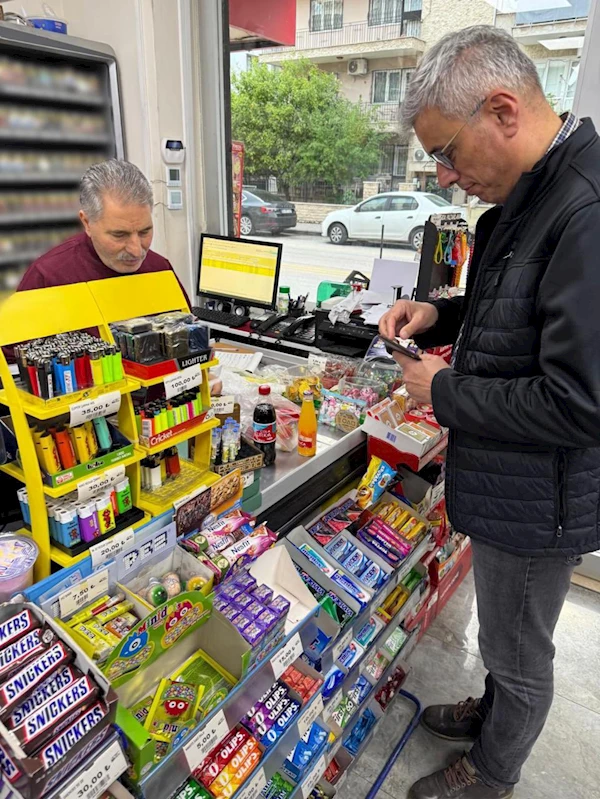 Bakan Memişoğlu boykota karşı esnafa destek alışverişi yaptı